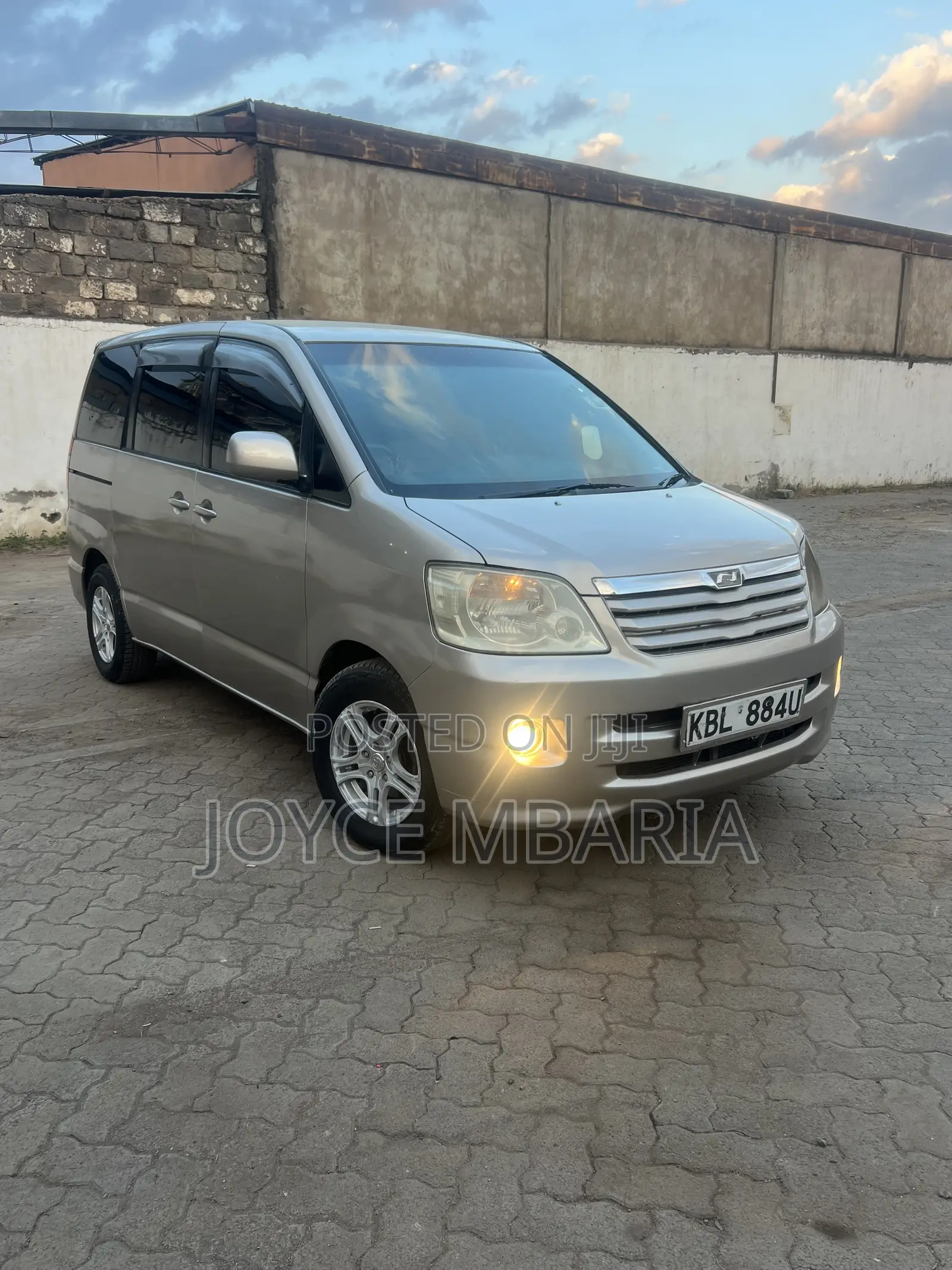 Toyota Noah 2005 Gold