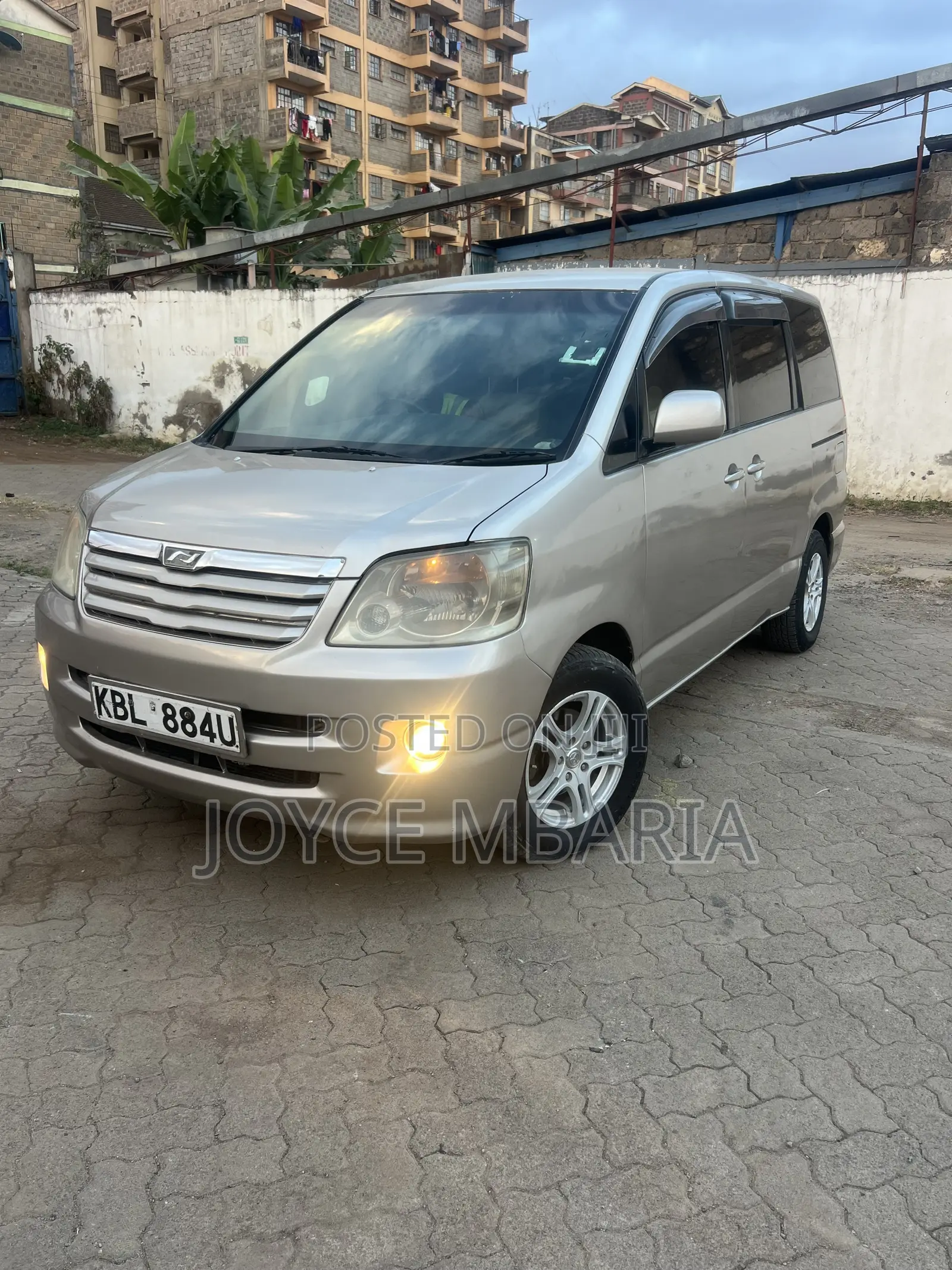 Toyota Noah 2005 Gold
