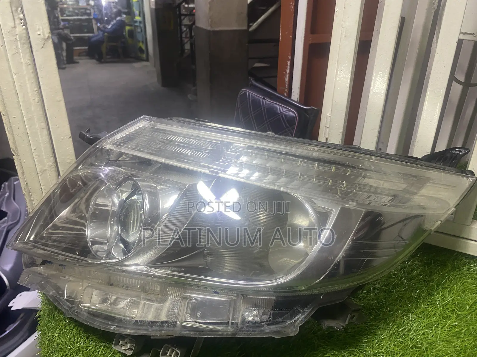 Headlight Noah 2015
