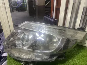 Headlight Noah 2015