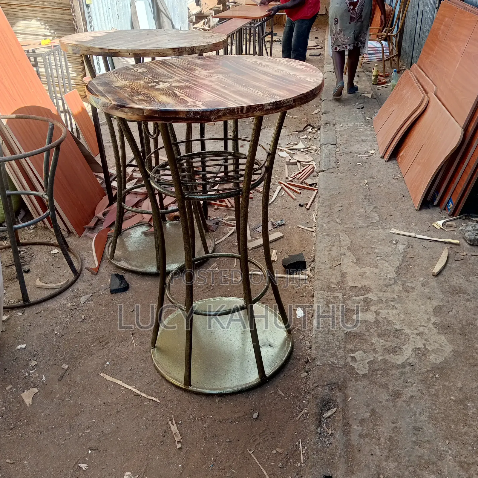 Mahogany Round Table With Plate Under