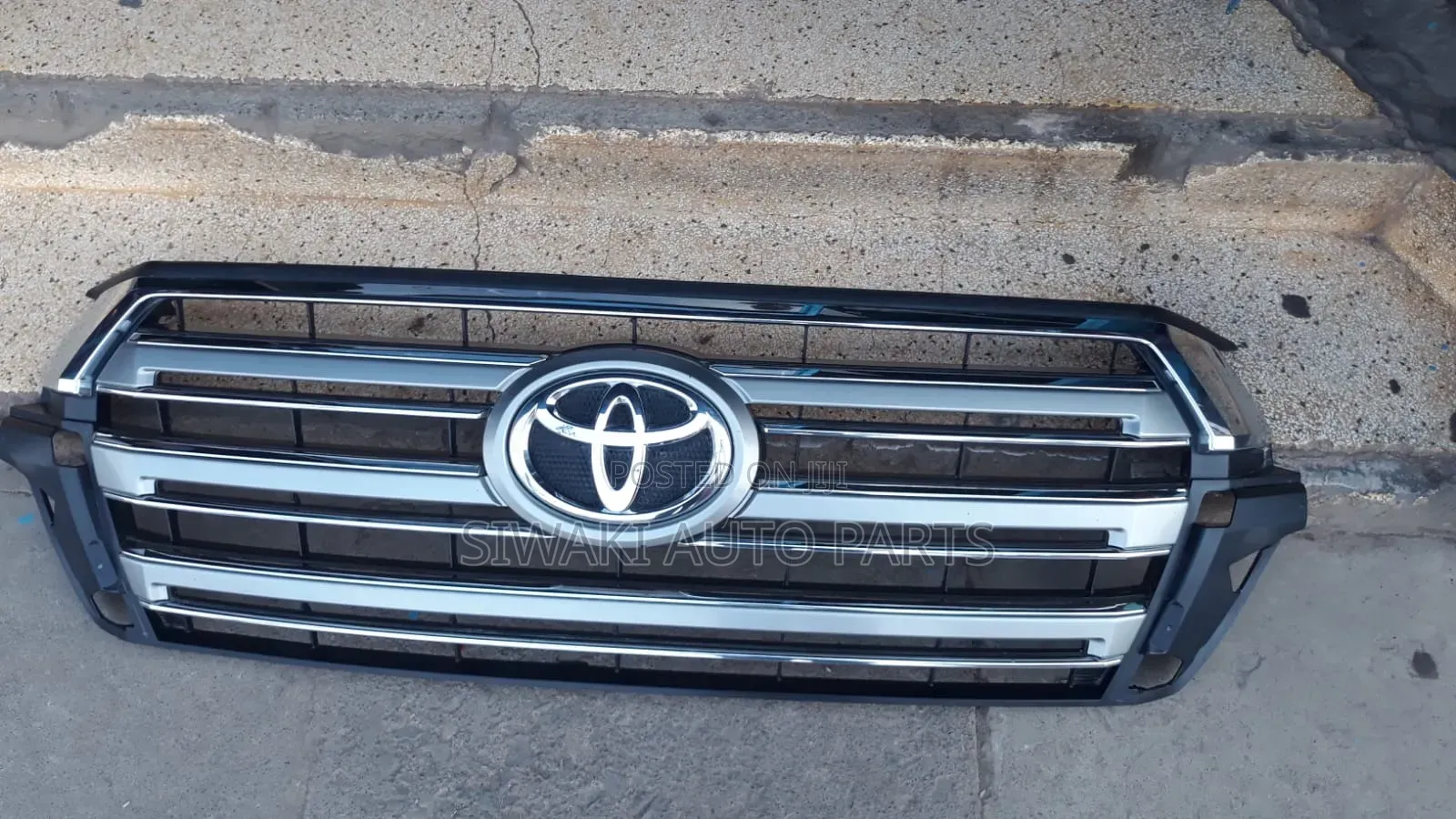 V8 200 Series 2018 Grill