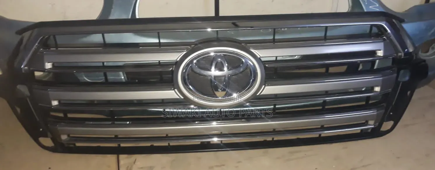 V8 200 Series 2018 Grill
