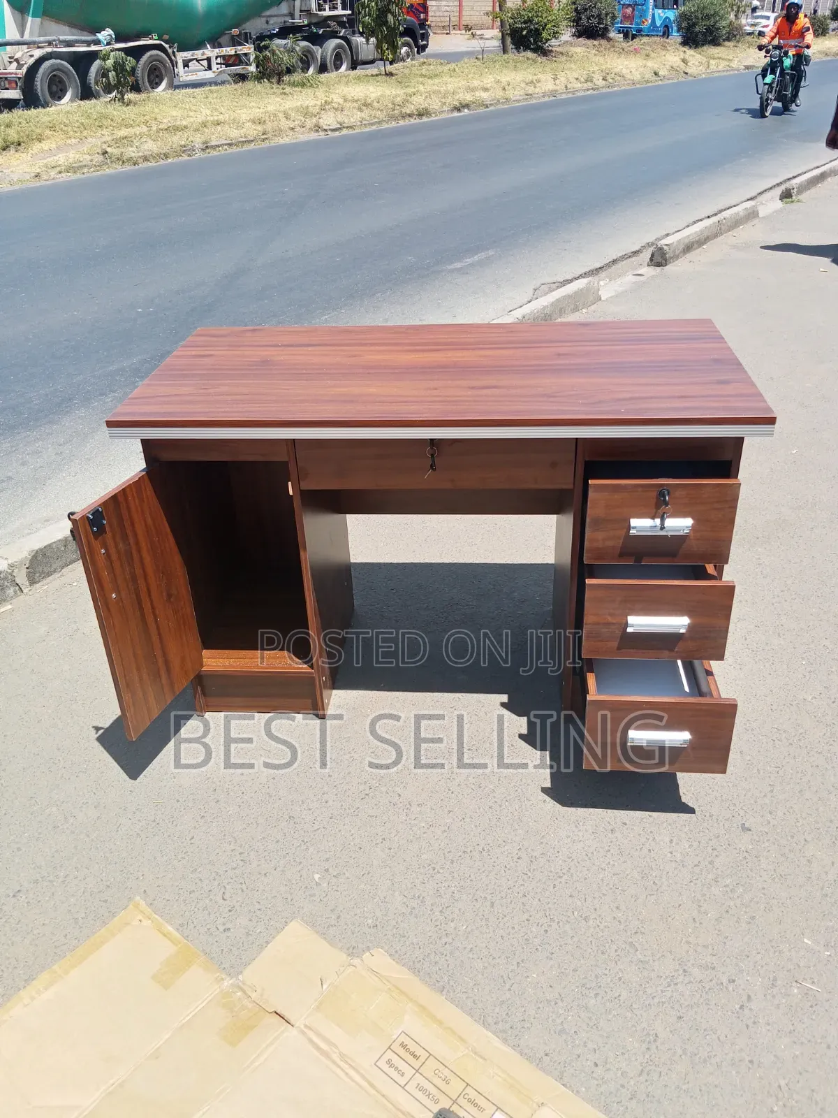 Simple Modern Executive Office Desk 1.2 MTRS