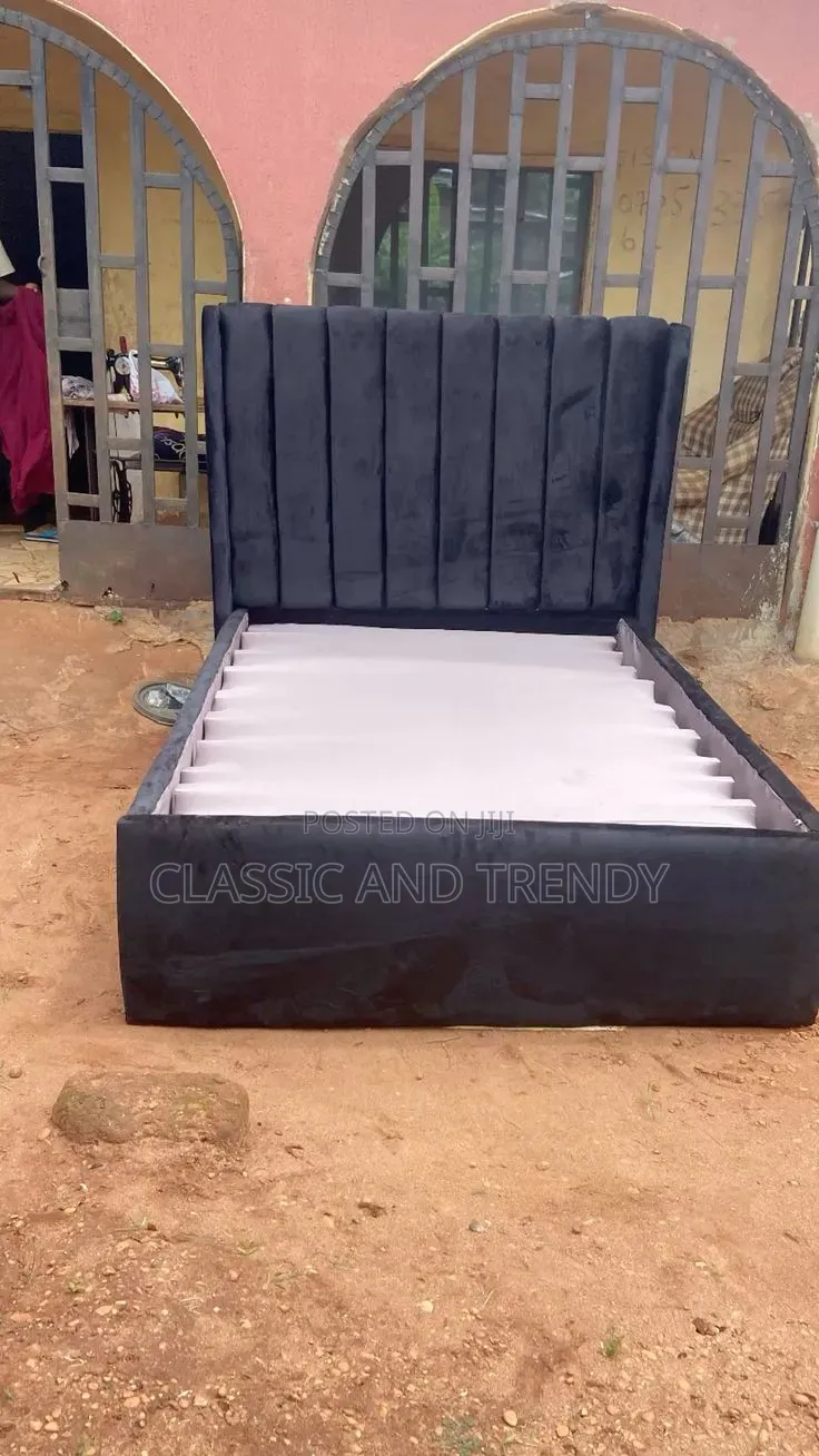 Velvet Black 4x6 Bed