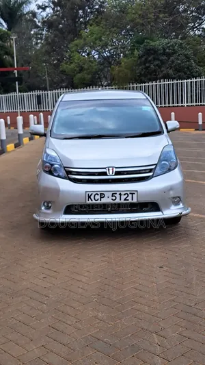Toyota ISIS 2010 Silver