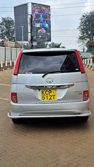 Toyota ISIS 2010 Silver