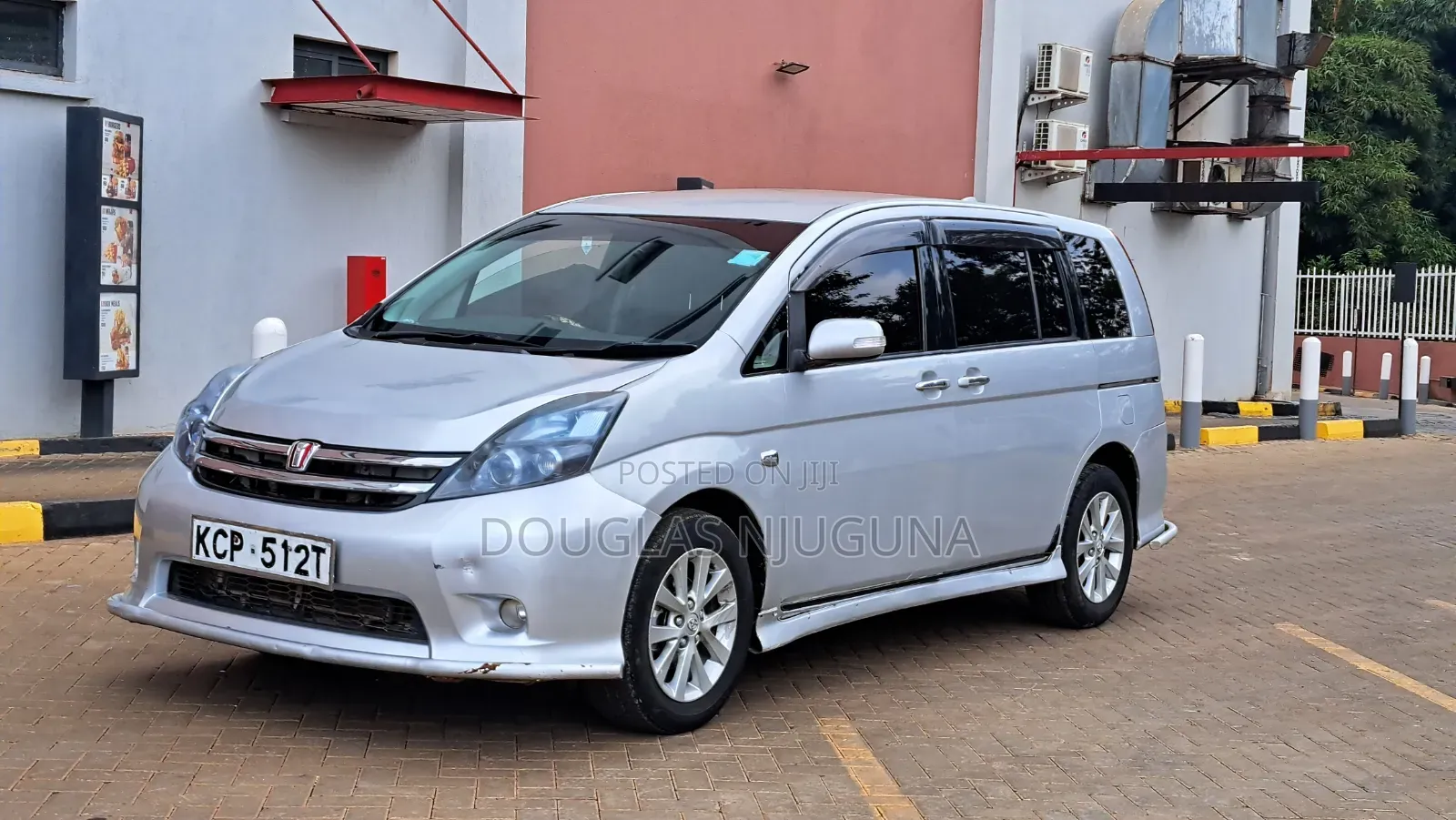 Toyota ISIS 2010 Silver