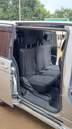 Toyota ISIS 2010 Silver