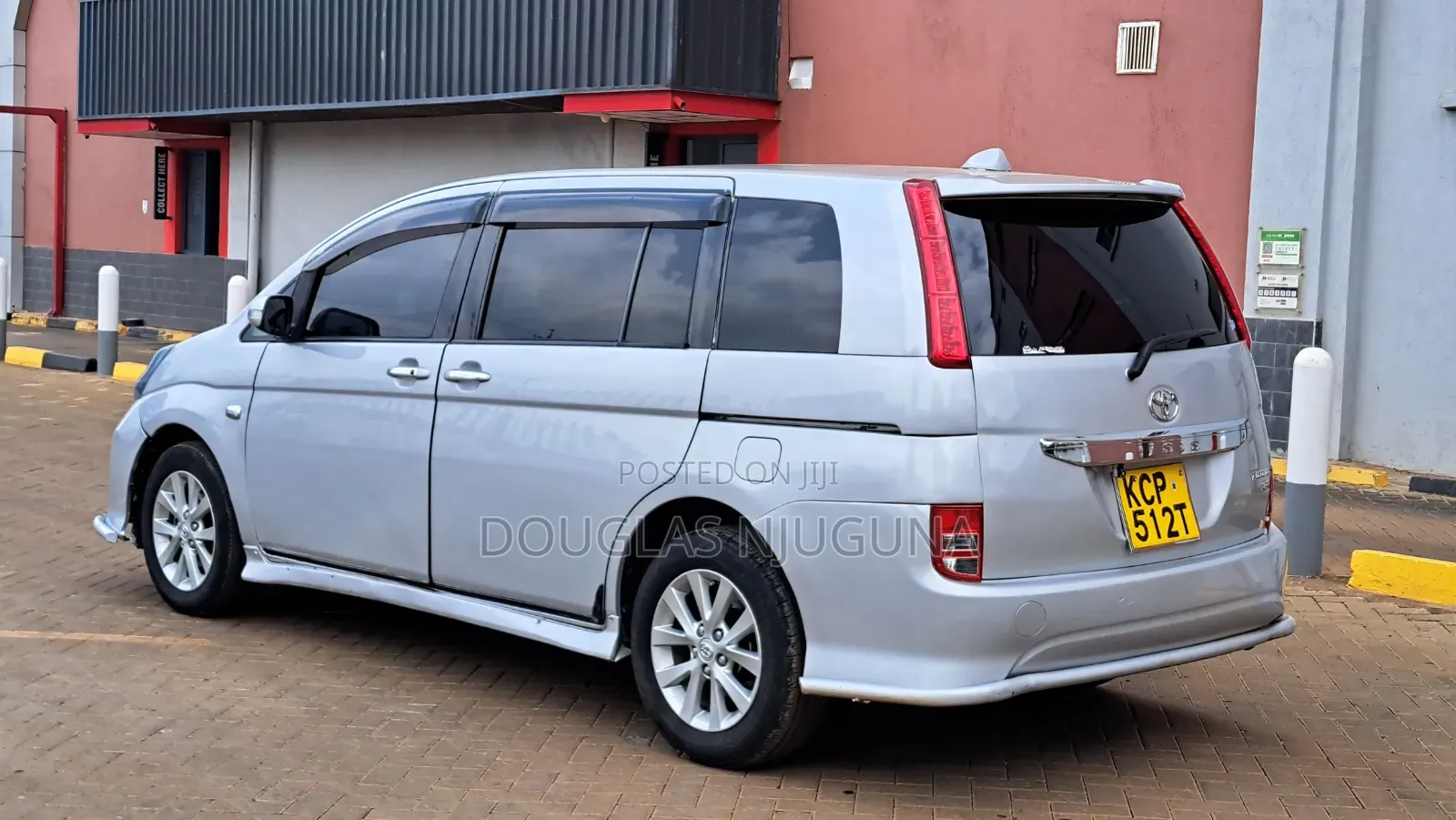 Toyota ISIS 2010 Silver