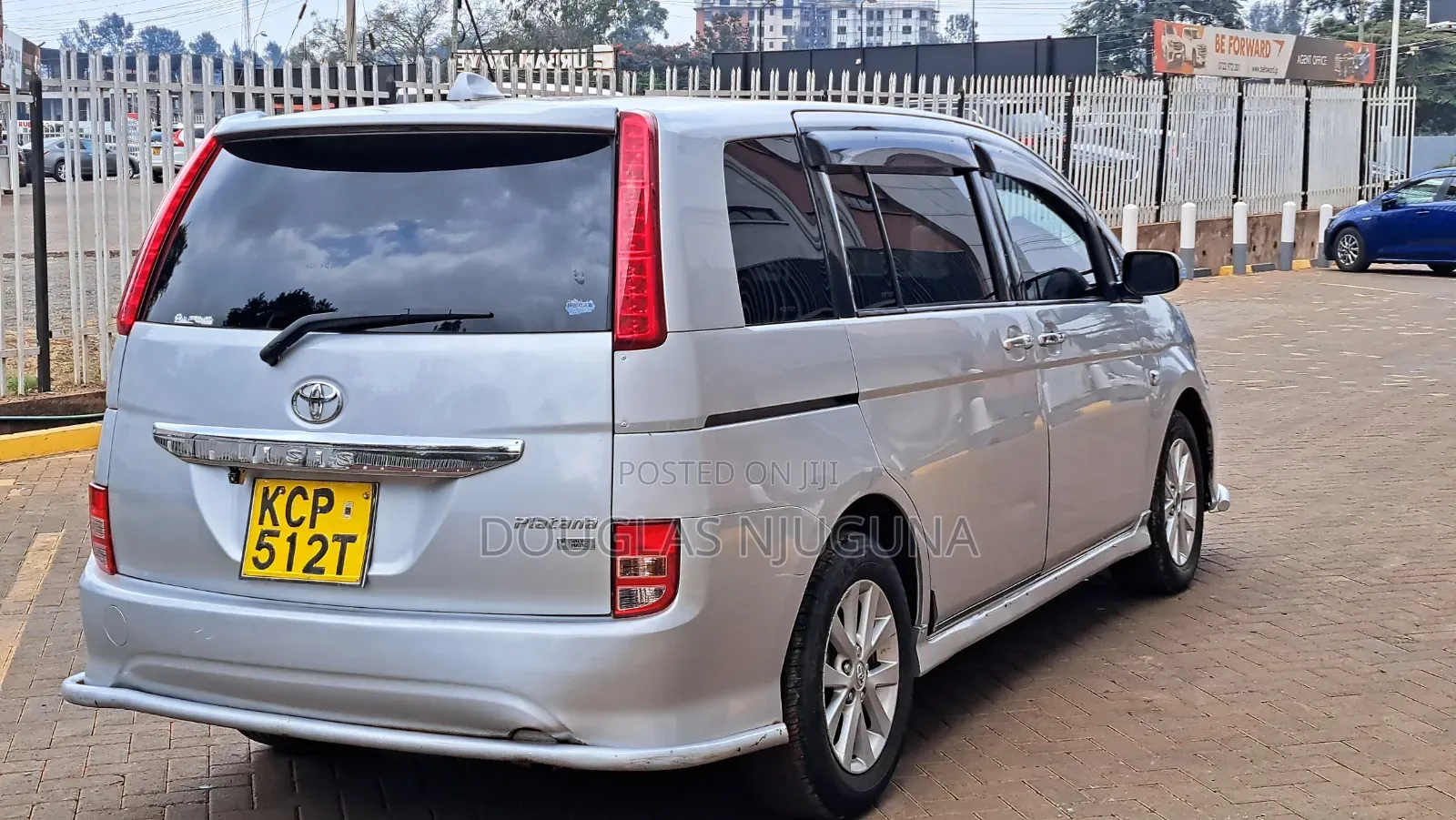 Toyota ISIS 2010 Silver