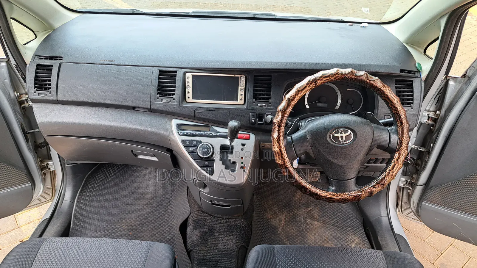 Toyota ISIS 2010 Silver