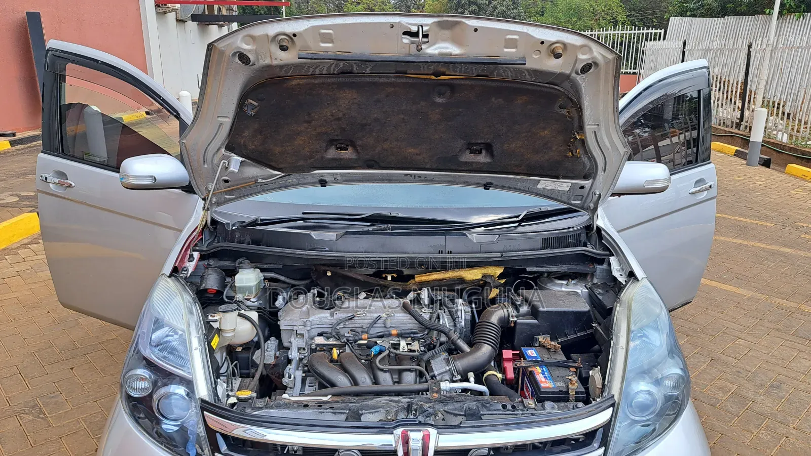 Toyota ISIS 2010 Silver