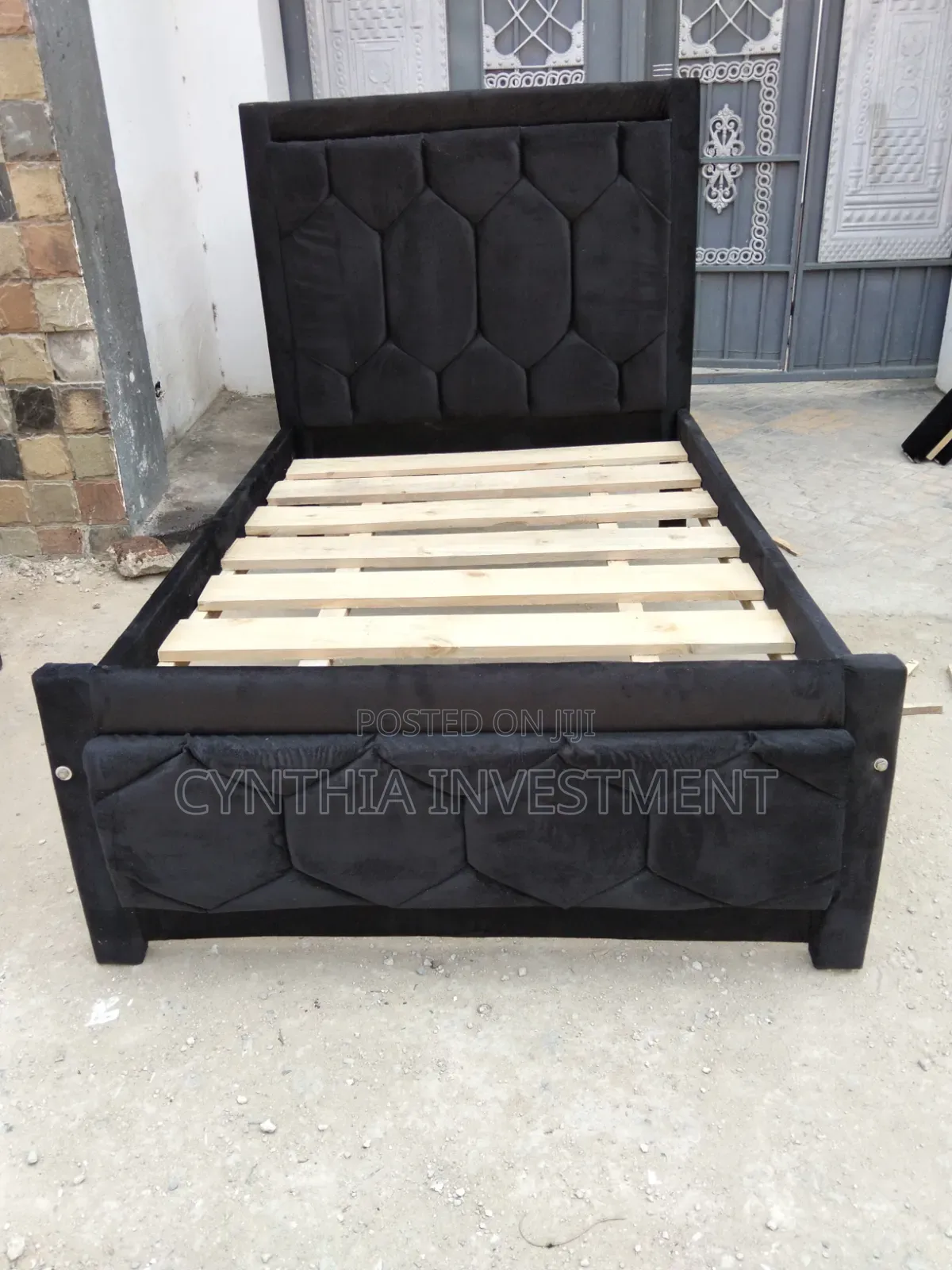 4 by 6 Black Plain Bed