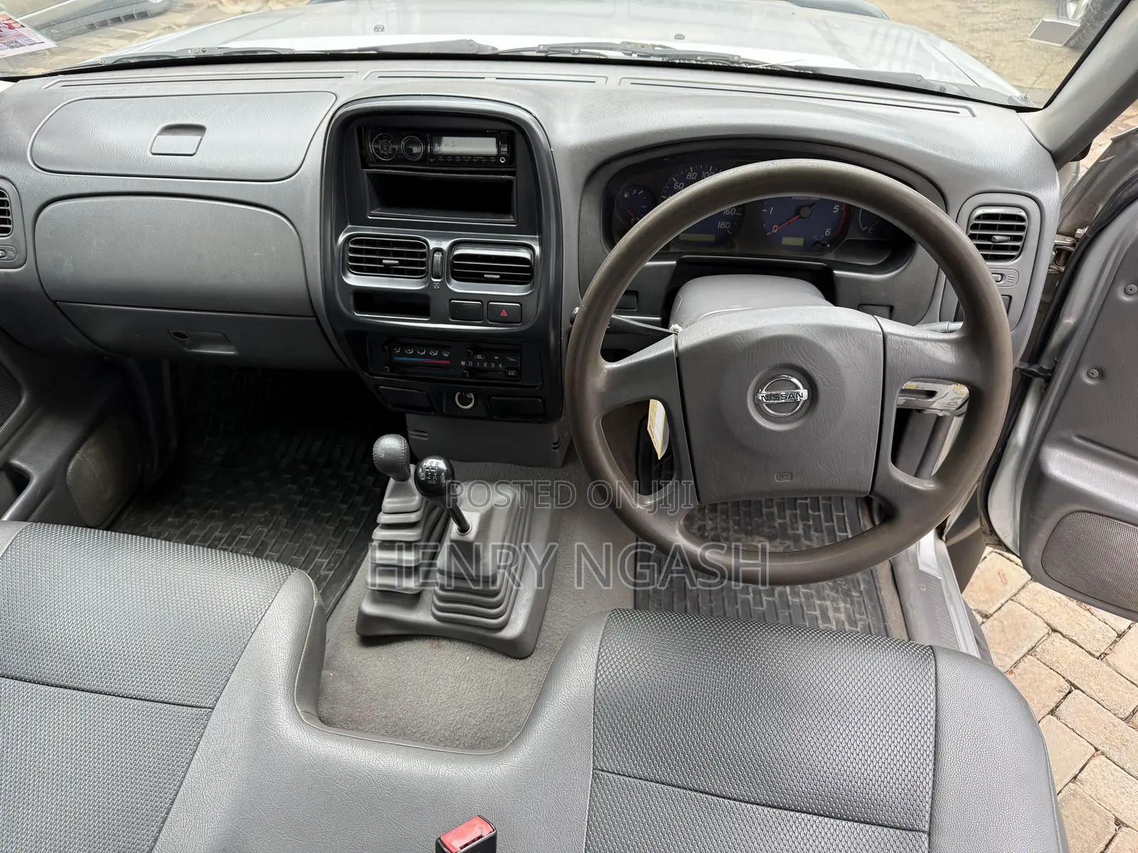 Nissan Hardbody 2010 Gray