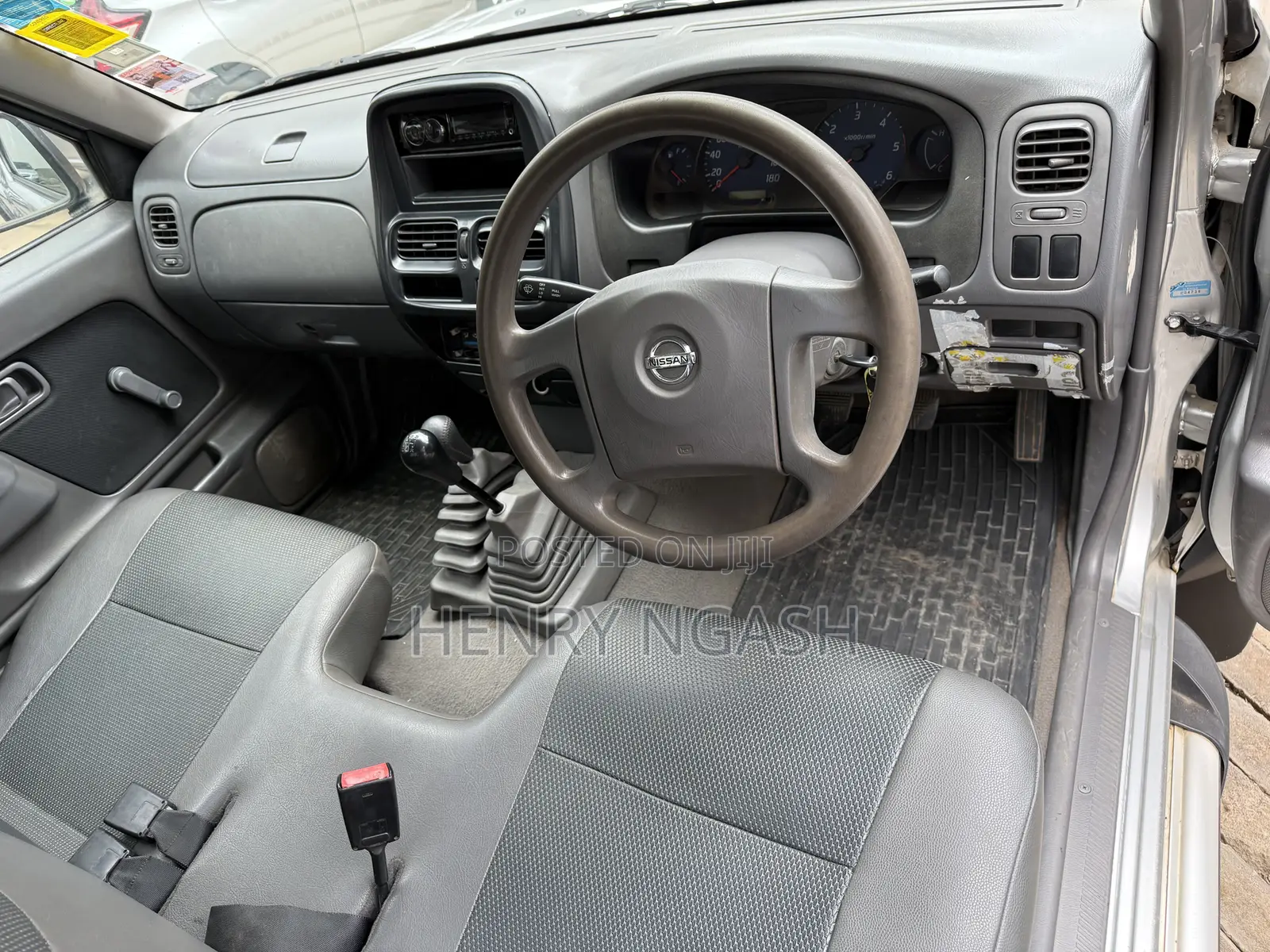 Nissan Hardbody 2010 Gray
