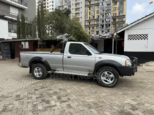 Nissan Hardbody 2010 Gray