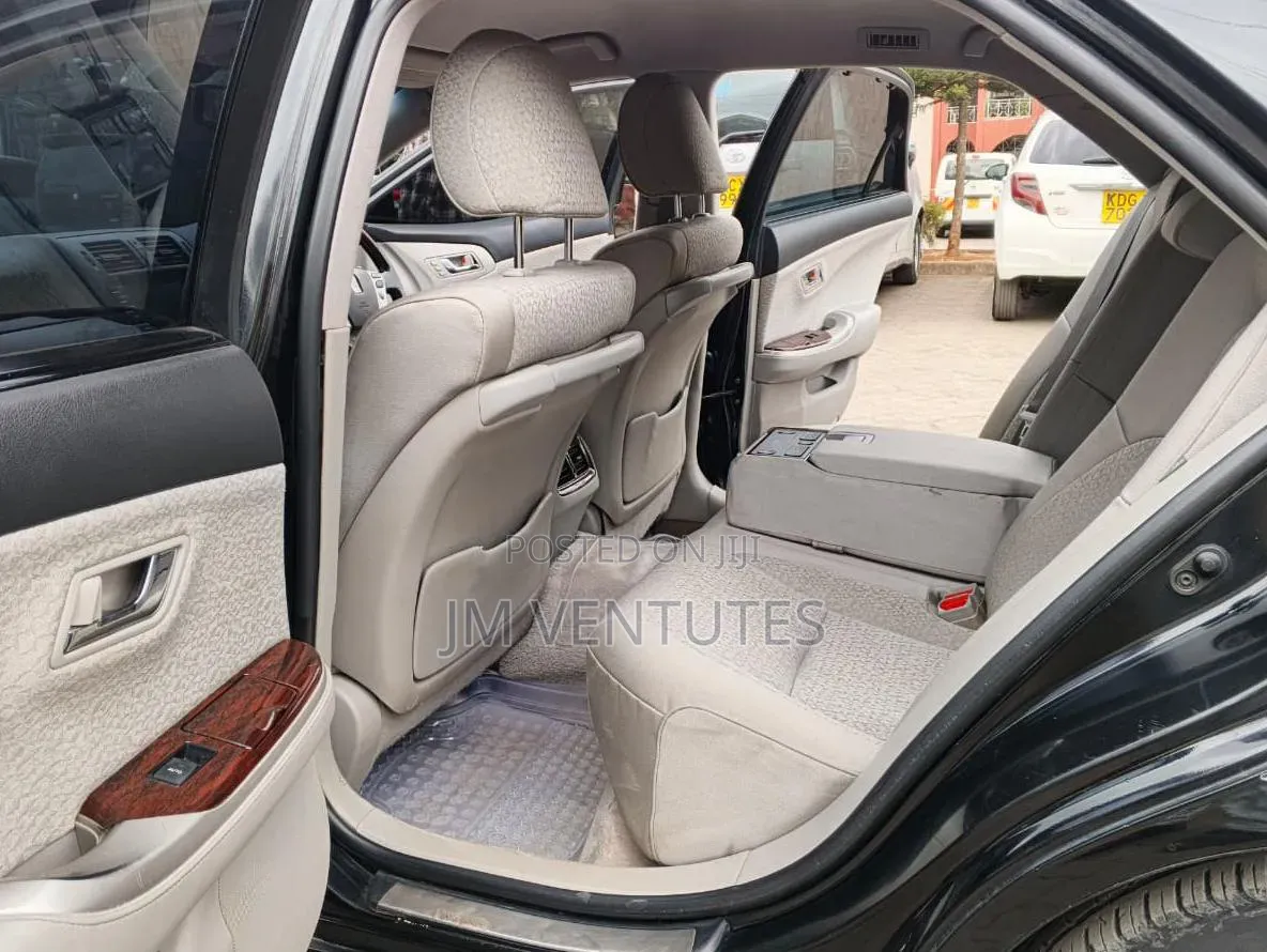 Toyota Crown 2013 Black