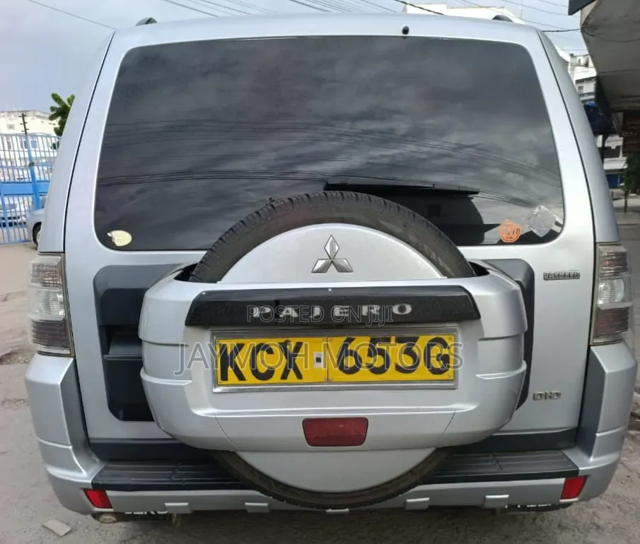 Mitsubishi Pajero 2013 Silver