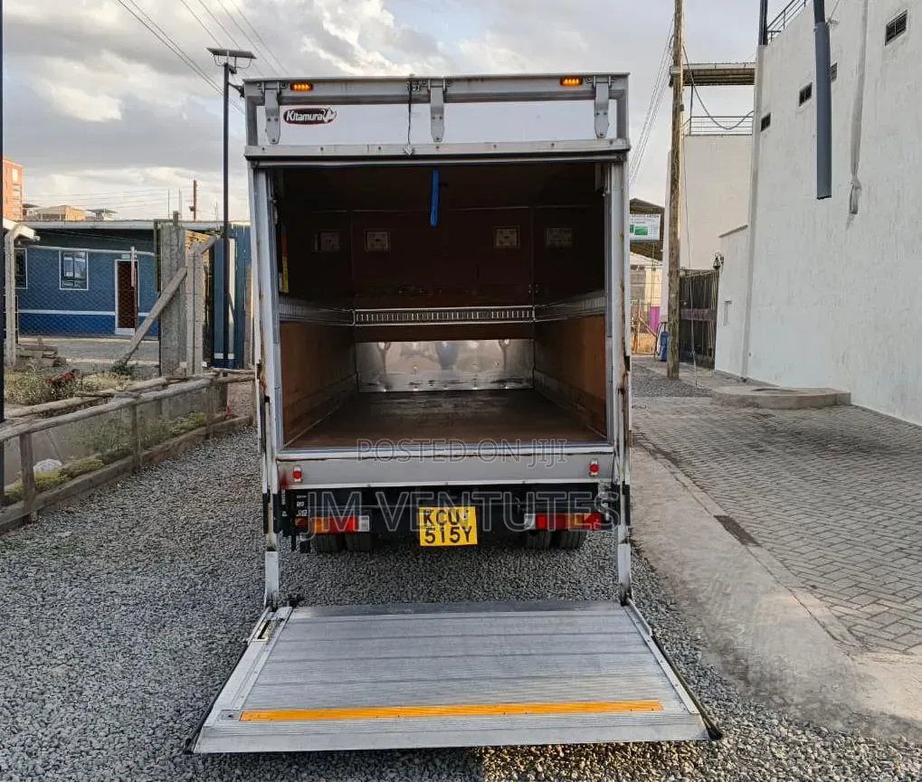 Mitsubishi Fuso 2015 White
