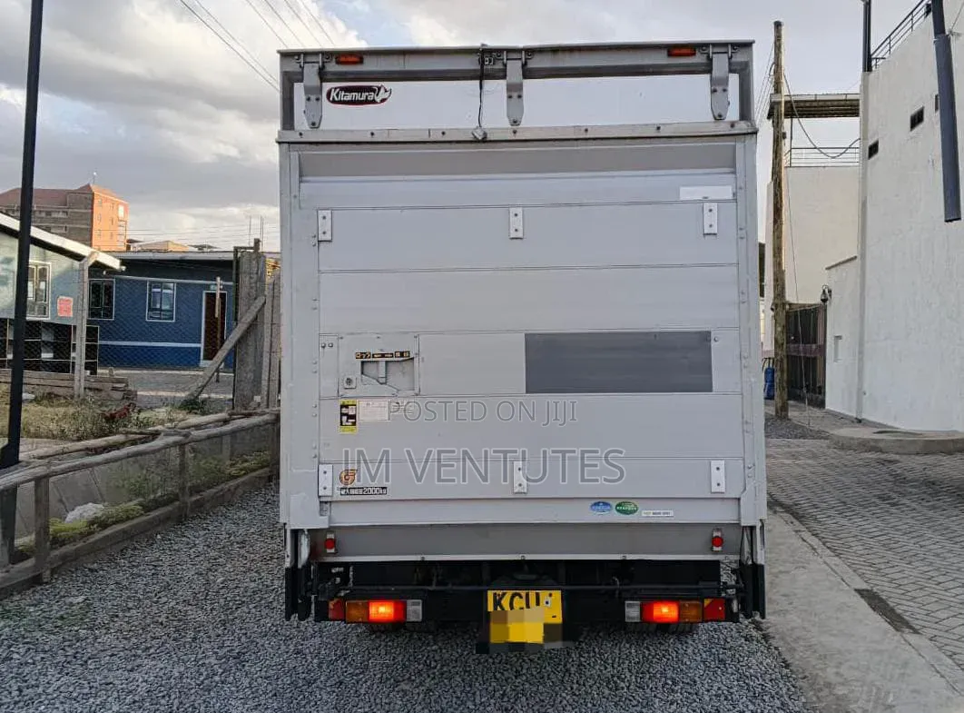 Mitsubishi Fuso 2015 White