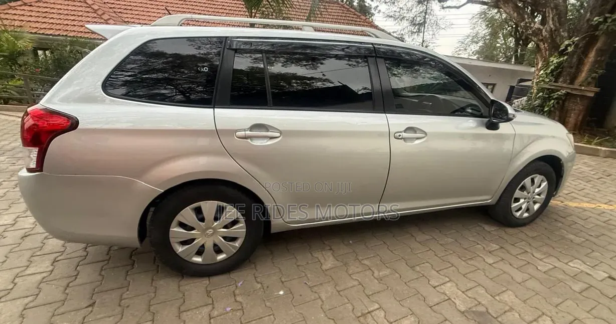 Toyota Corolla Fielder 2015