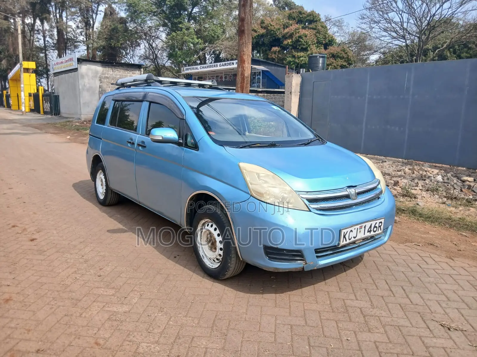 Toyota ISIS 2009 Blue