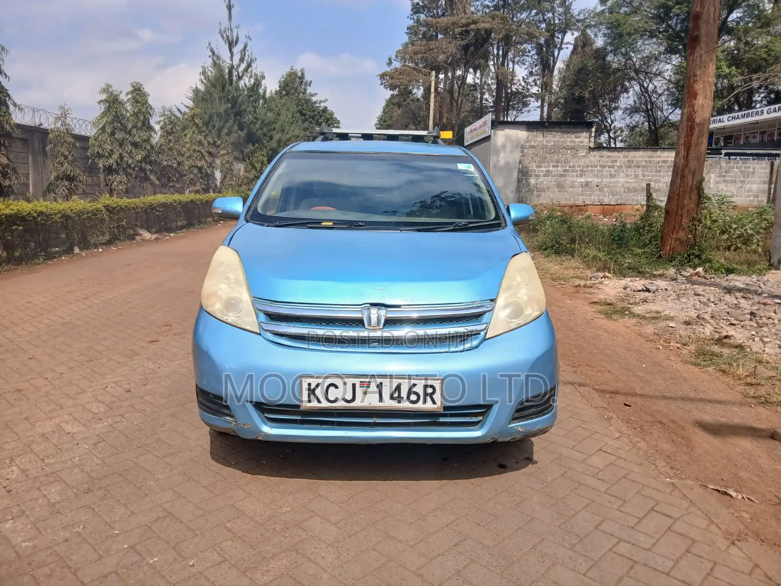 Toyota ISIS 2009 Blue