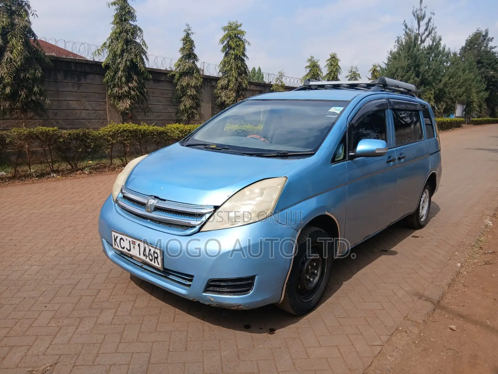 Toyota ISIS 2009 Blue