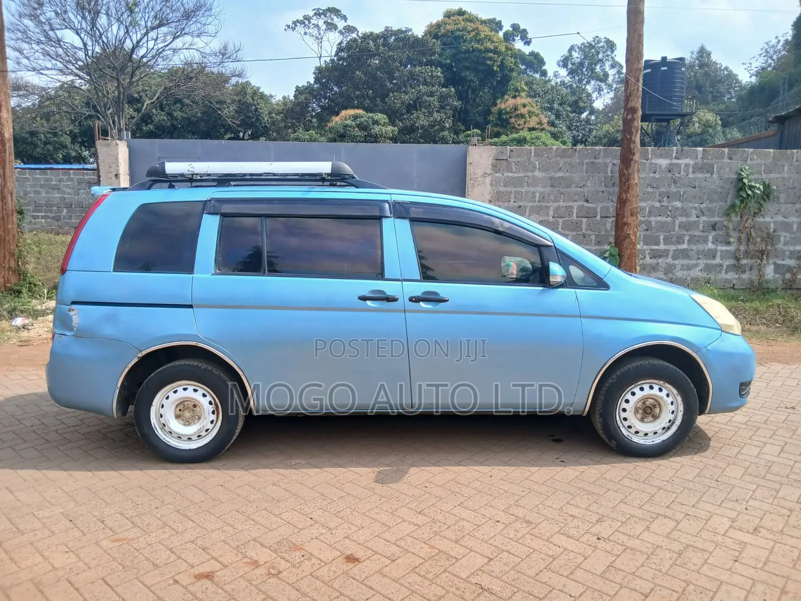 Toyota ISIS 2009 Blue