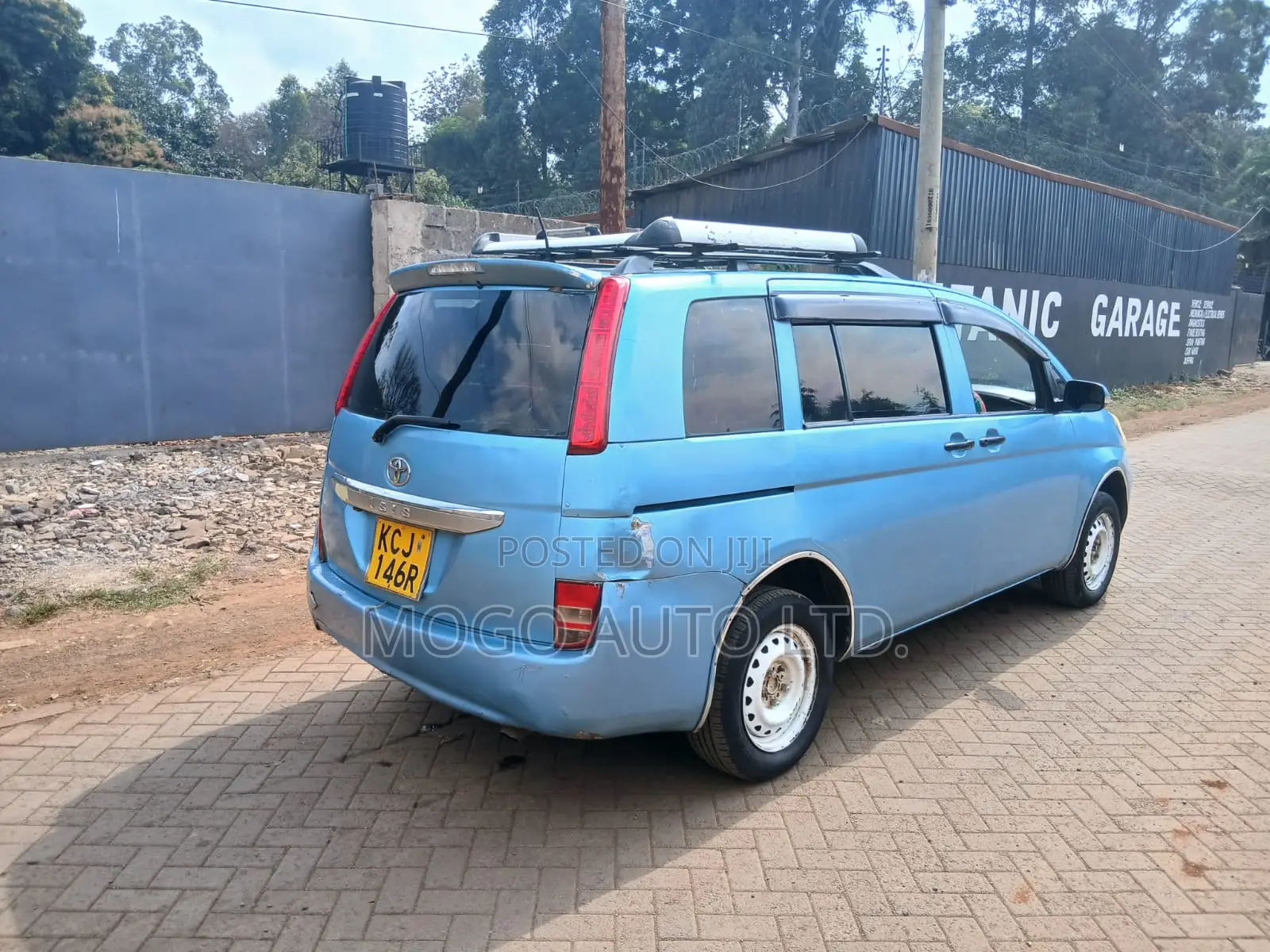 Toyota ISIS 2009 Blue