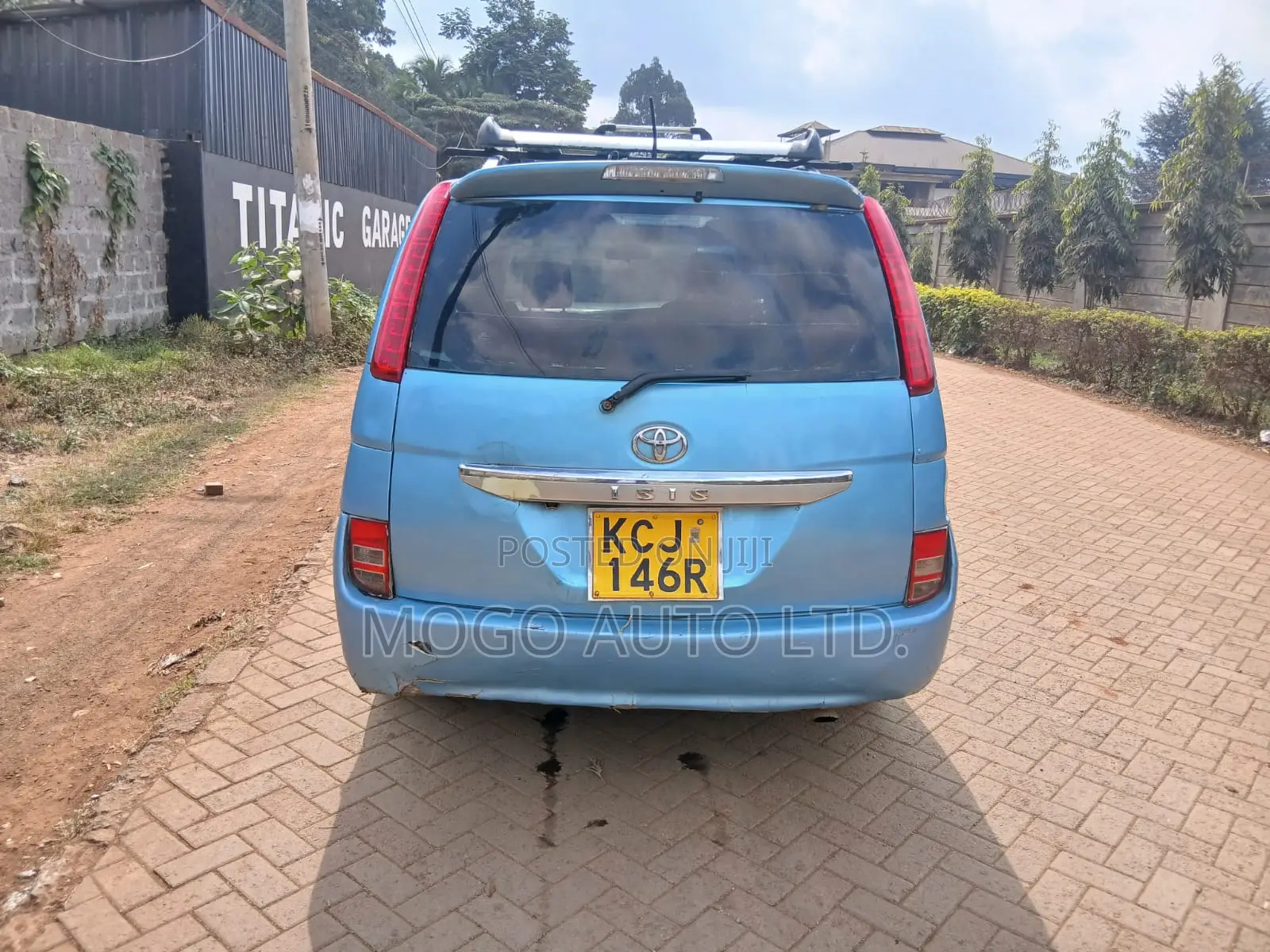 Toyota ISIS 2009 Blue