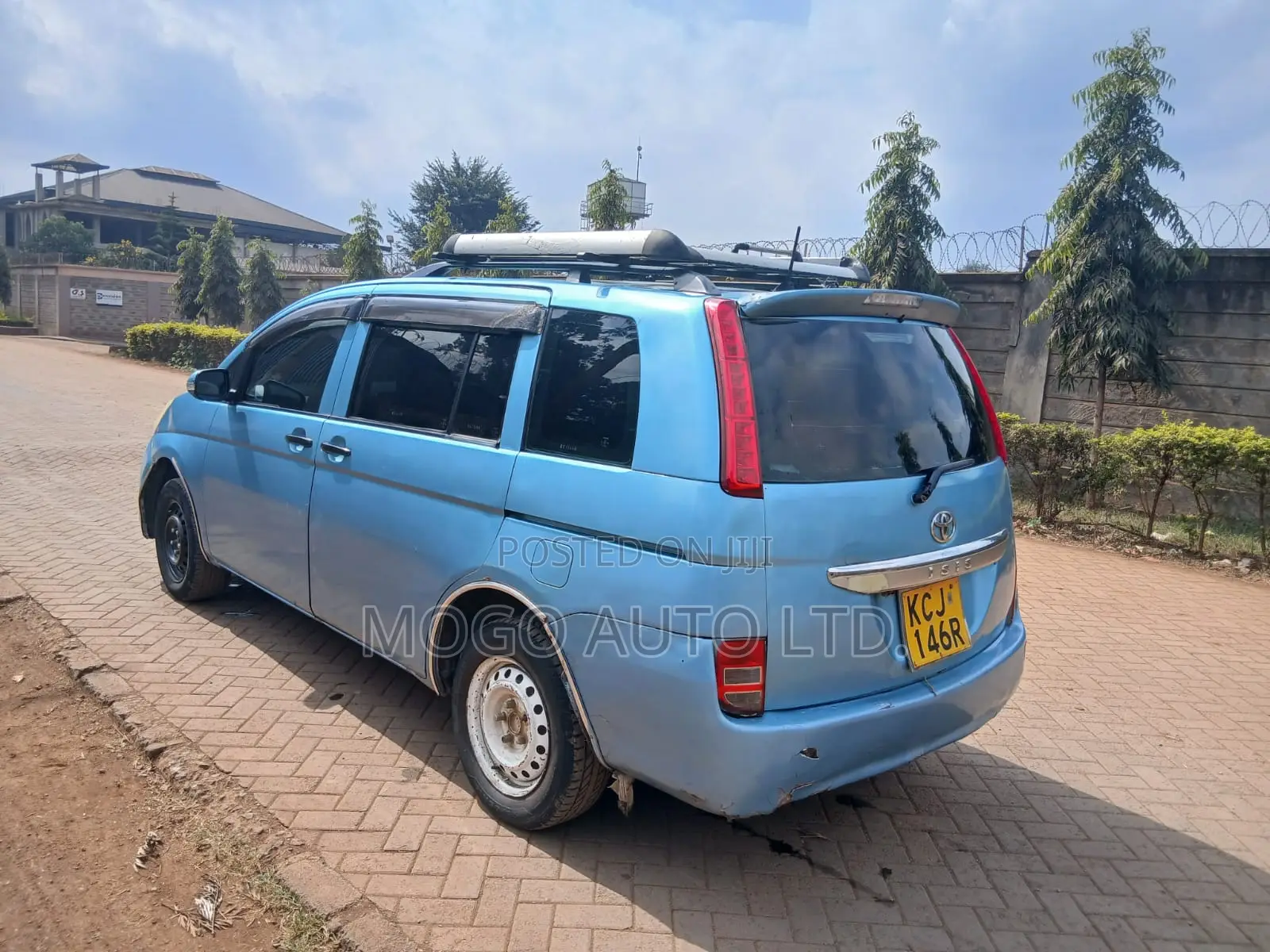 Toyota ISIS 2009 Blue