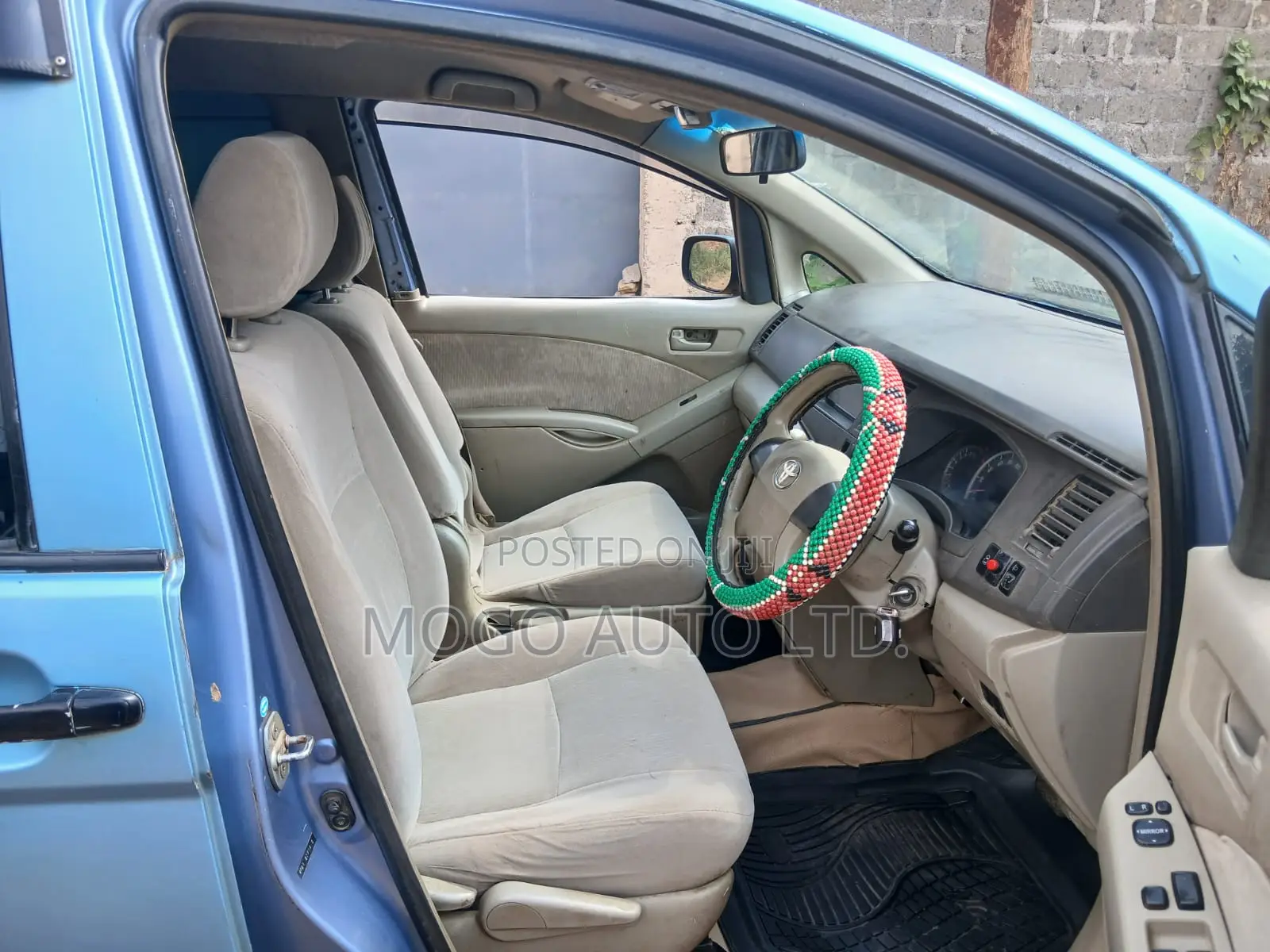 Toyota ISIS 2009 Blue