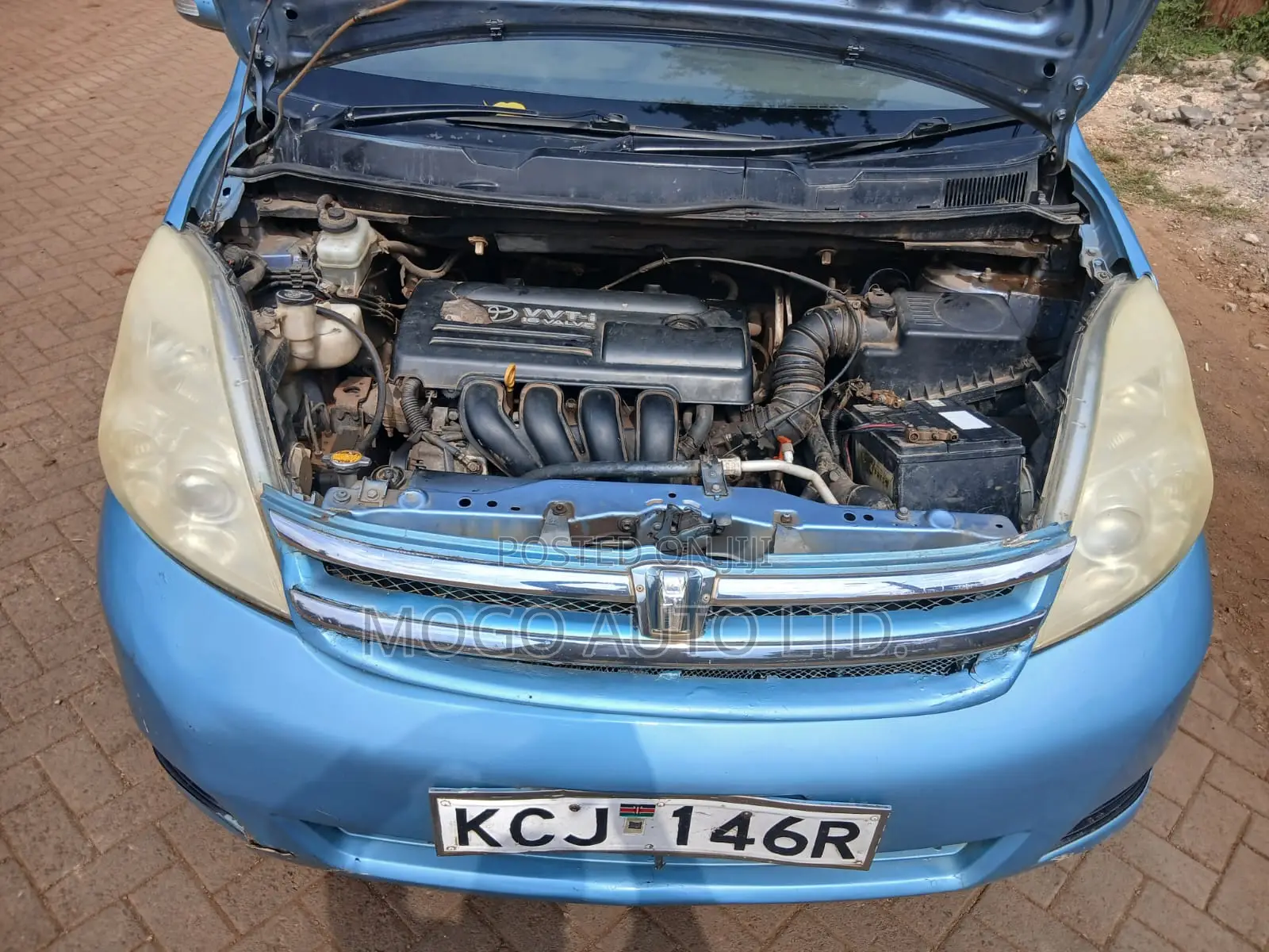 Toyota ISIS 2009 Blue