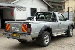 Nissan Hardbody 2010 Silver