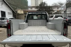 Nissan Hardbody 2010 Silver