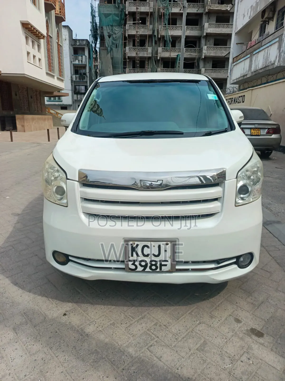 Toyota Noah 2010 White