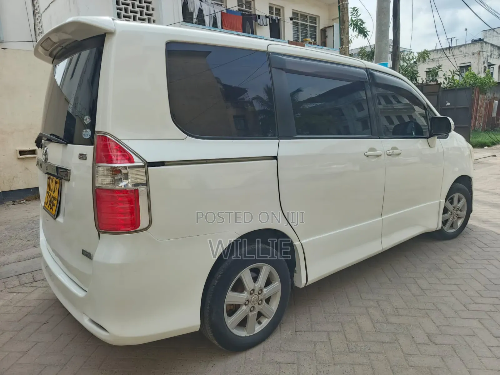 Toyota Noah 2010 White