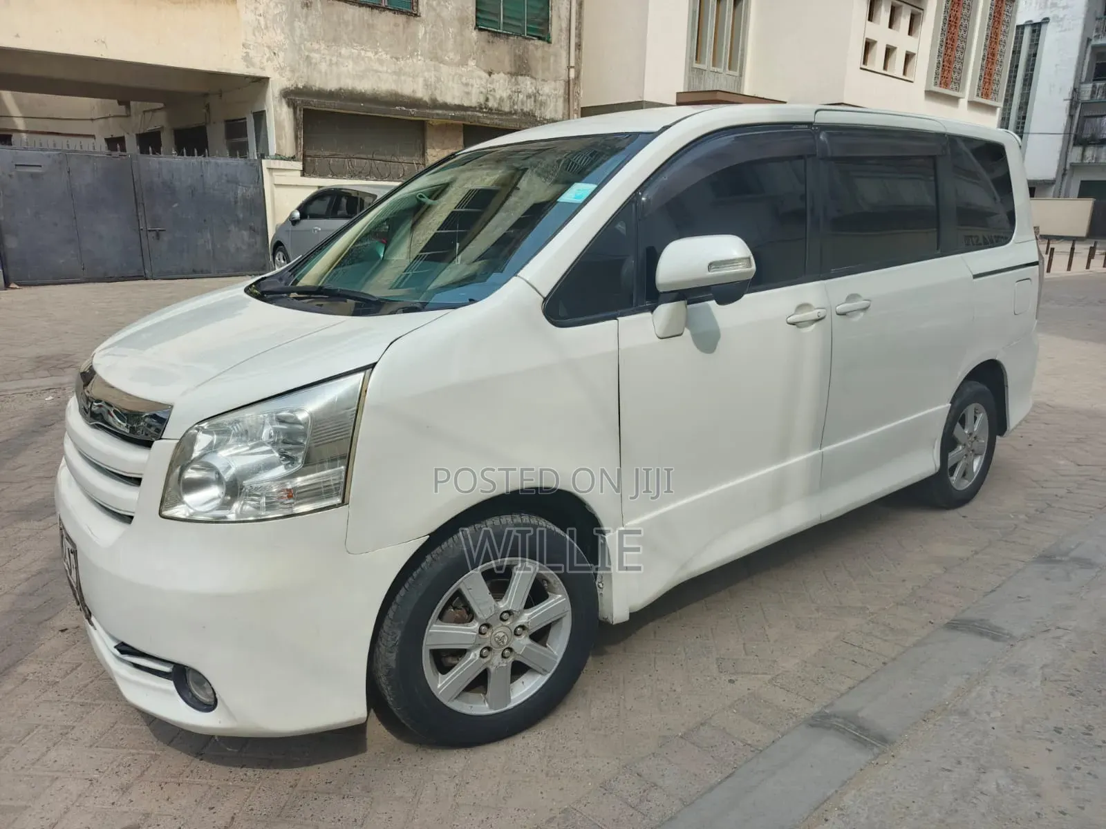 Toyota Noah 2010 White