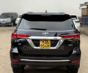 Toyota Fortuner 2016 Black