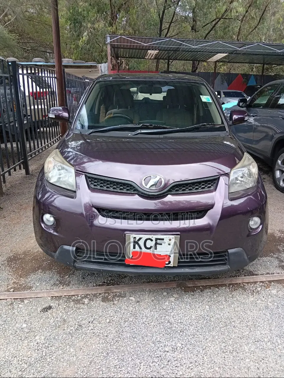 Toyota ISIS 2009 Maroon