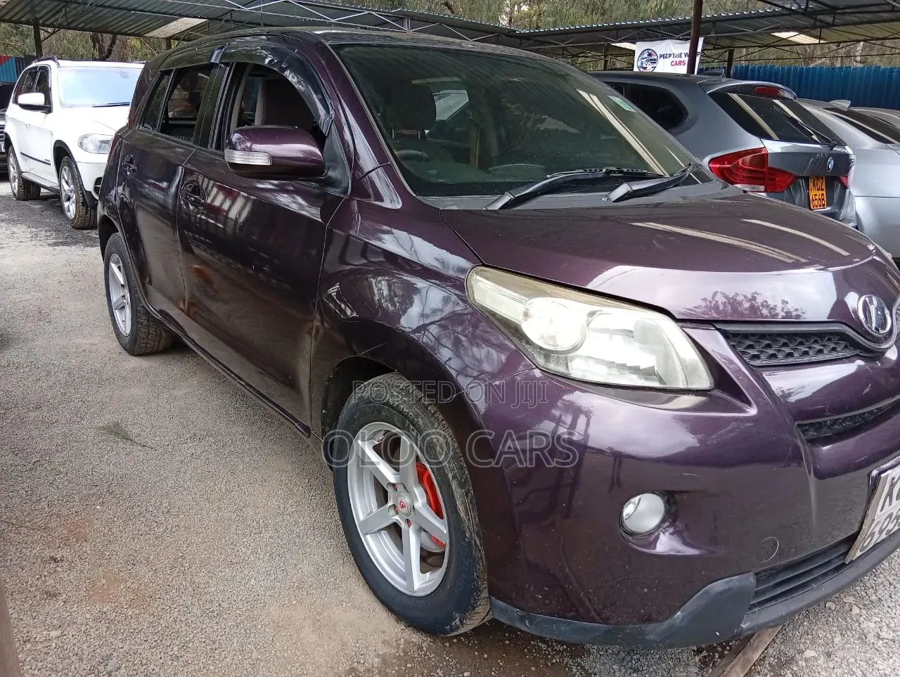 Toyota ISIS 2009 Maroon