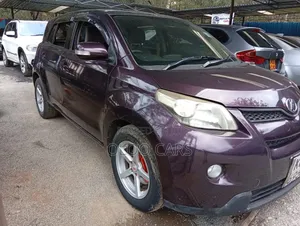Toyota ISIS 2009 Maroon