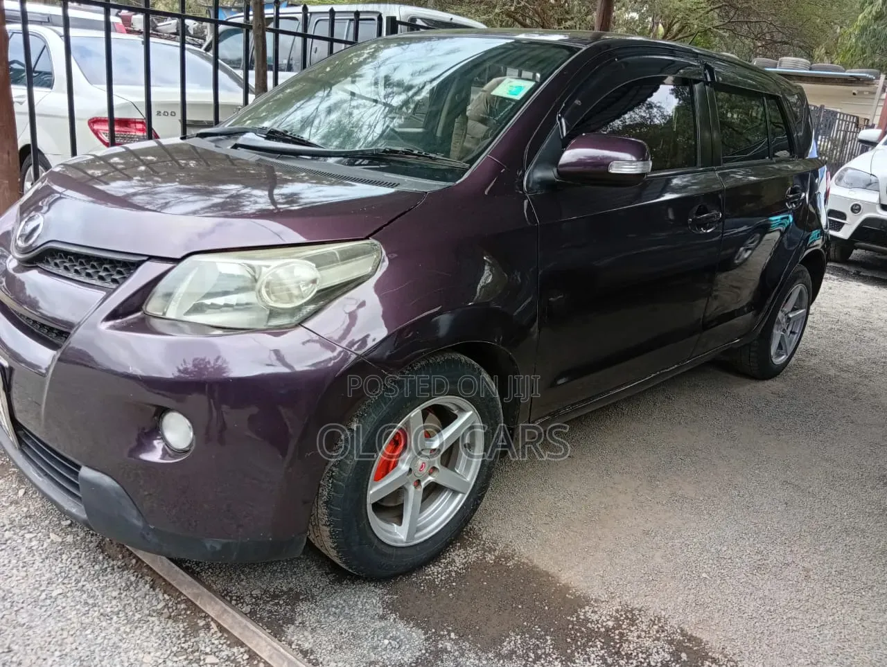Toyota ISIS 2009 Maroon