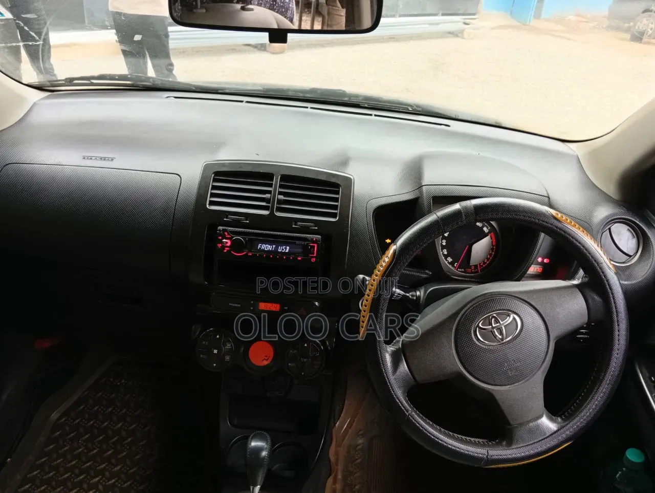 Toyota ISIS 2009 Maroon