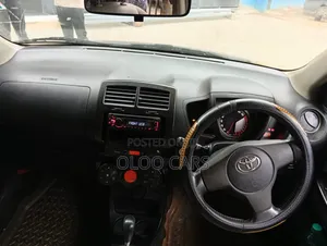Toyota ISIS 2009 Maroon
