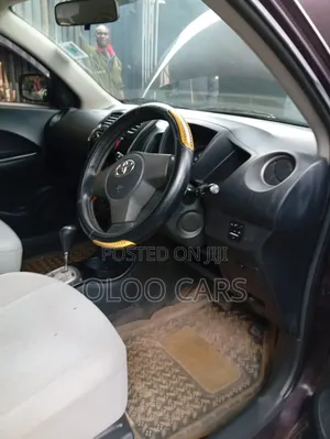 Toyota ISIS 2009 Maroon