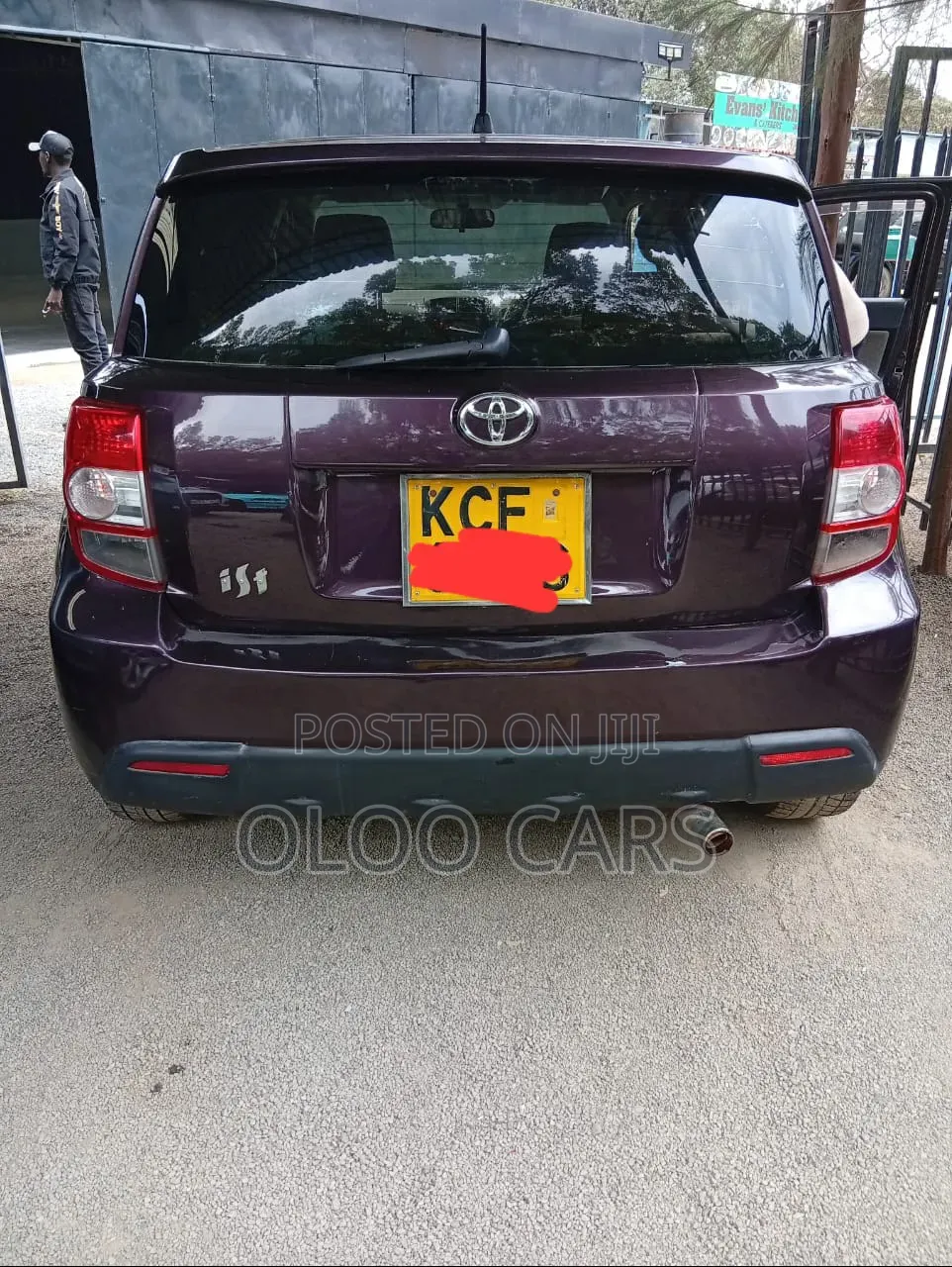 Toyota ISIS 2009 Maroon