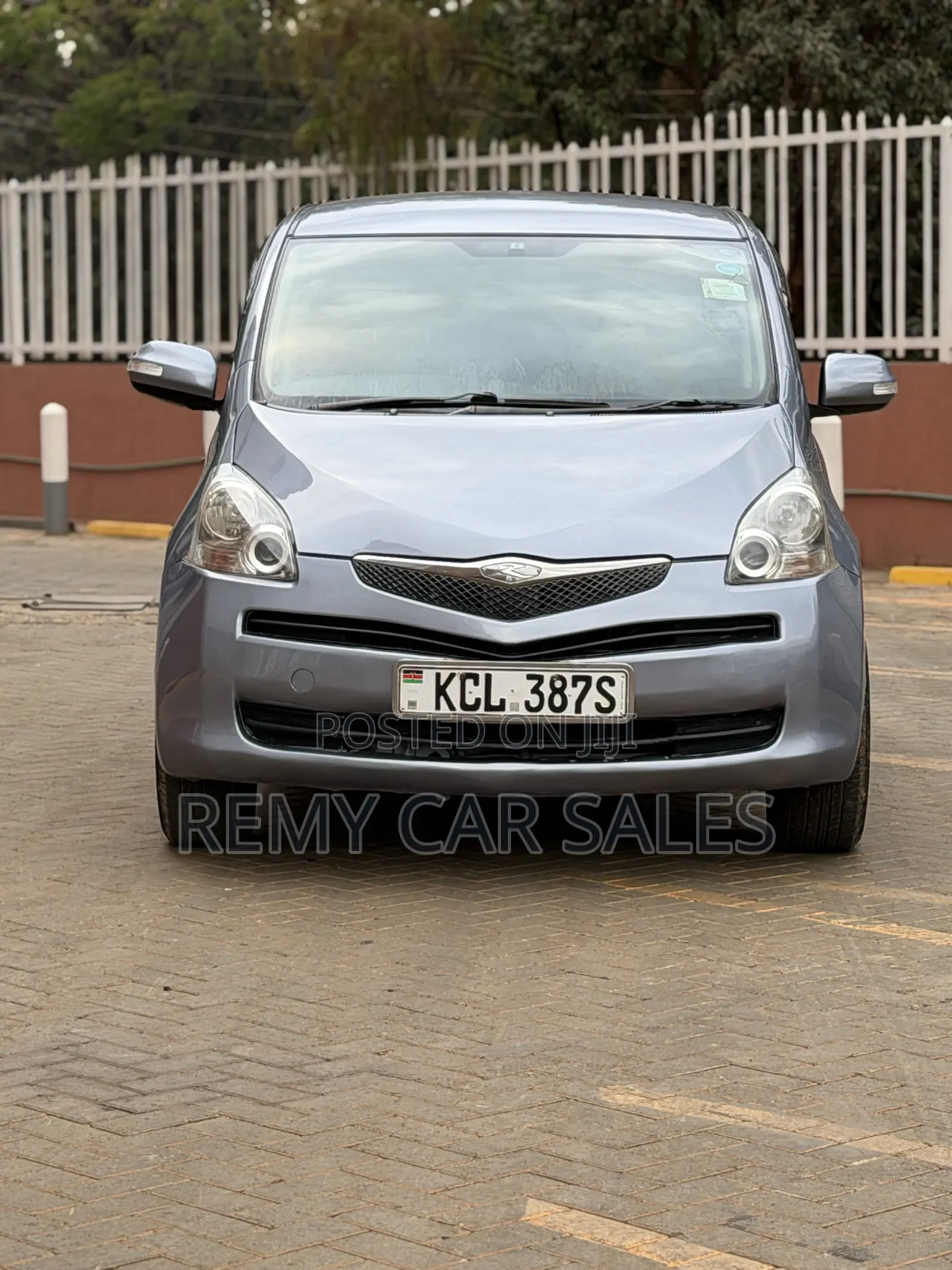Toyota Ractis 2010 Blue